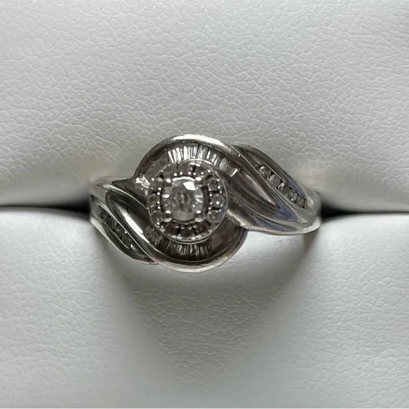 Diamond Ring - Picture 1 of 6